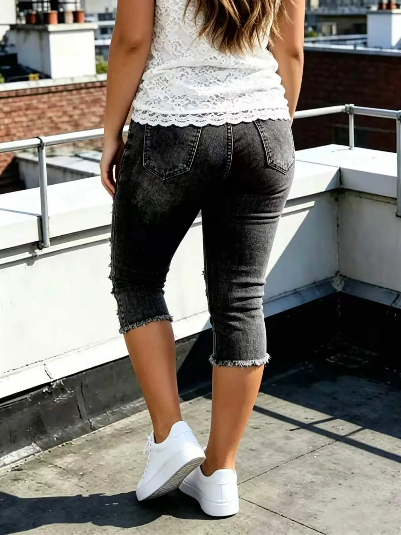 Pantalones vaqueros capri de talle alto rotos desgastados de talla grande para mujer, pantalones vaqueros cortos con cordón en la cintura y bajo deshilachado, ropa de calle Y2K de verano para uso diario, pantalones casuales ajustados y cómodos