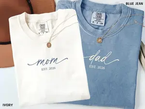 Mom Dad T-Shirt Comfort Colors, Matching Est 2026 Outfit, Custom Pregnancy Reveal Gift, Maternity Shirt, Baby Announcement, Matching Parent Tee, New Mom & Dad Gift