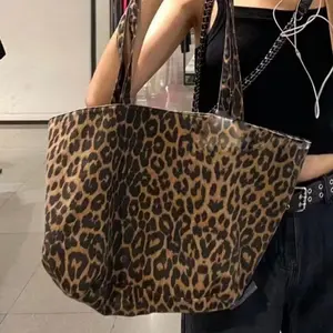 Leopard Print Shoulder Bag, Large Capacity Tote Bag for Outdoor Activities, Stylish Shopping Bag, Perfect for Travel and Daily Use
