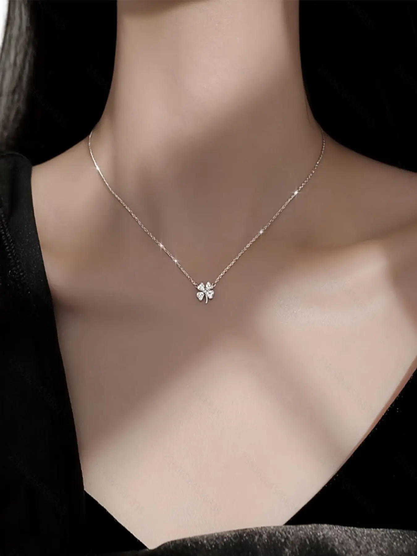 Elegant Four-Leaf Clover Rhinestone Necklace for Women, Clavicular Necklace, High-Quality Clavicle Chain, Minimalist Chain, Exquisite Jewelry Gift, Perfect for Daily Wear, Office, Parties, Gifts