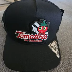 Gorra tomateros, color obscuro marca kamel  ajustable