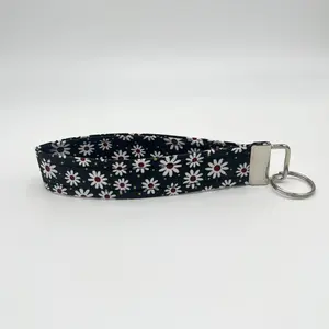 Black & White Daisy Keychain Wristlet, Key Fob Lanyard, Retro Keychain, Y2K, Handmade