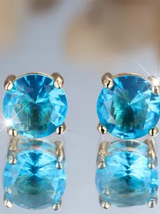 A pair of round stone ear clips made of blue zirconia are fashionable, elegant and simple, suitable for women to wear at travel wedding parties