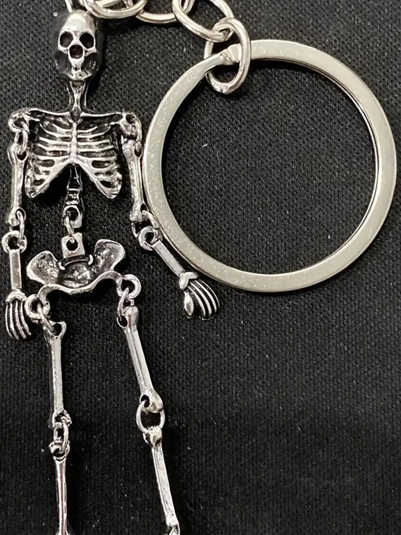 1pc Retro Skull Skeleton Keychain, Halloween Gothic Style Funny Skull Pendant, Gothic Gift, Halloween Gift For Friends And Family, Can Be Used As Bag Pendant, Mobile Phone Keychain, Key Pendant, Stylish Keychain, Halloween Jewelry