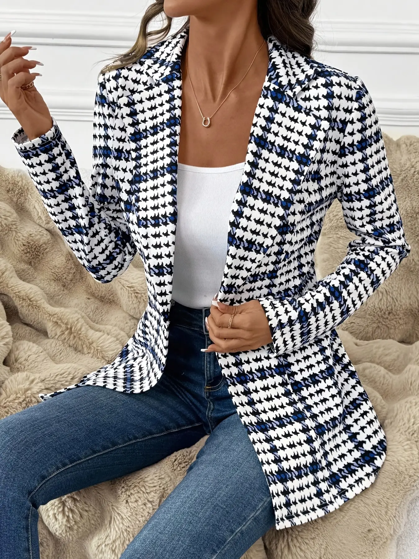 A fashionable blue and white herringbone long sleeved casual Woven Blazer jacket for women, with a classic herringbone pattern that looks slim and suitable for commuting to work, shopping, and outdoor activities, both indoors and outdoors