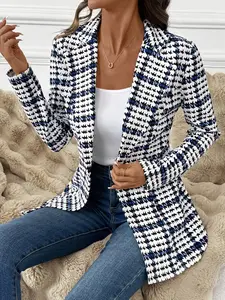 A fashionable blue and white herringbone long sleeved suit jacket for women, with a classic herringbone pattern that looks slim and suitable for commuting to work, shopping, and outdoor activities, both indoors and outdoors