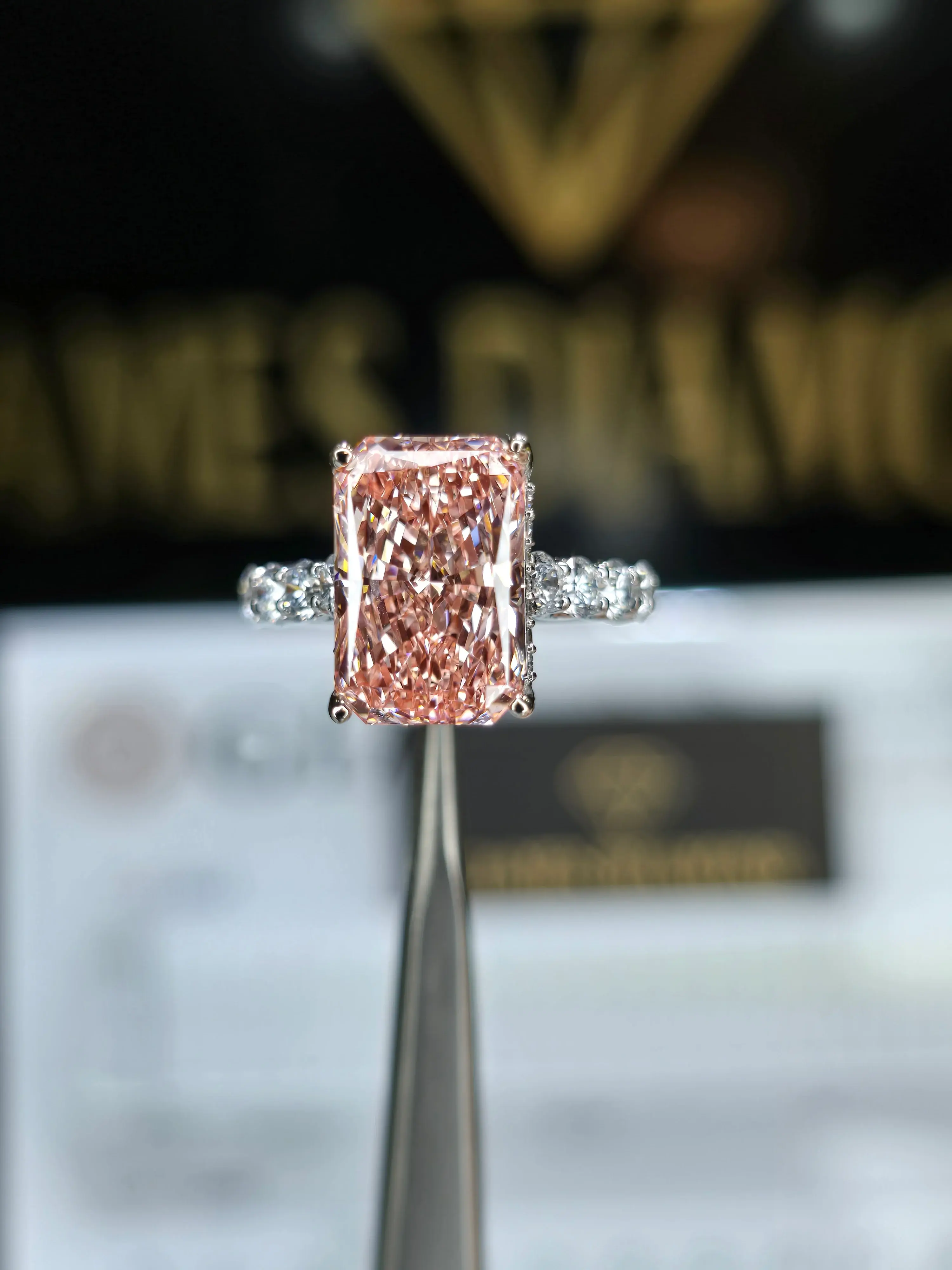 Hot Design 💍Fancy Vivid Pink Radiant 5CT / VS1 💎