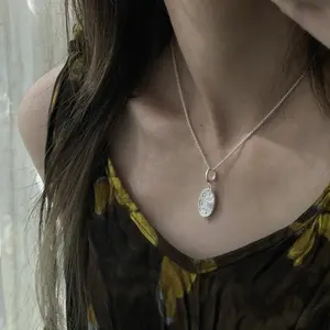 Vintage Daisy Silver Tag Sweater Necklace, Light Luxury, Elegant, Fashionable, Unique Design, Exquisite Women's Accessory