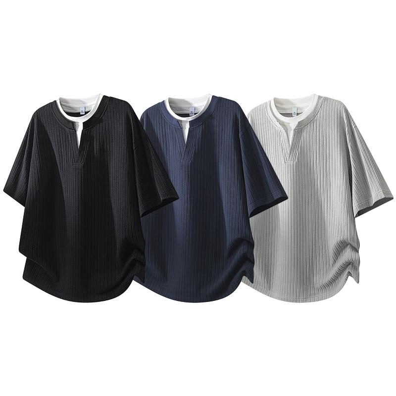 Men’s solid-color V-neck faux two-piece short-sleeve T-shirt with a stylish jacquard texture; casual athletic design that is simple, versatile, comfortable, and breathable—ideal for work commutes, outdoor activities, and everyday home wear.