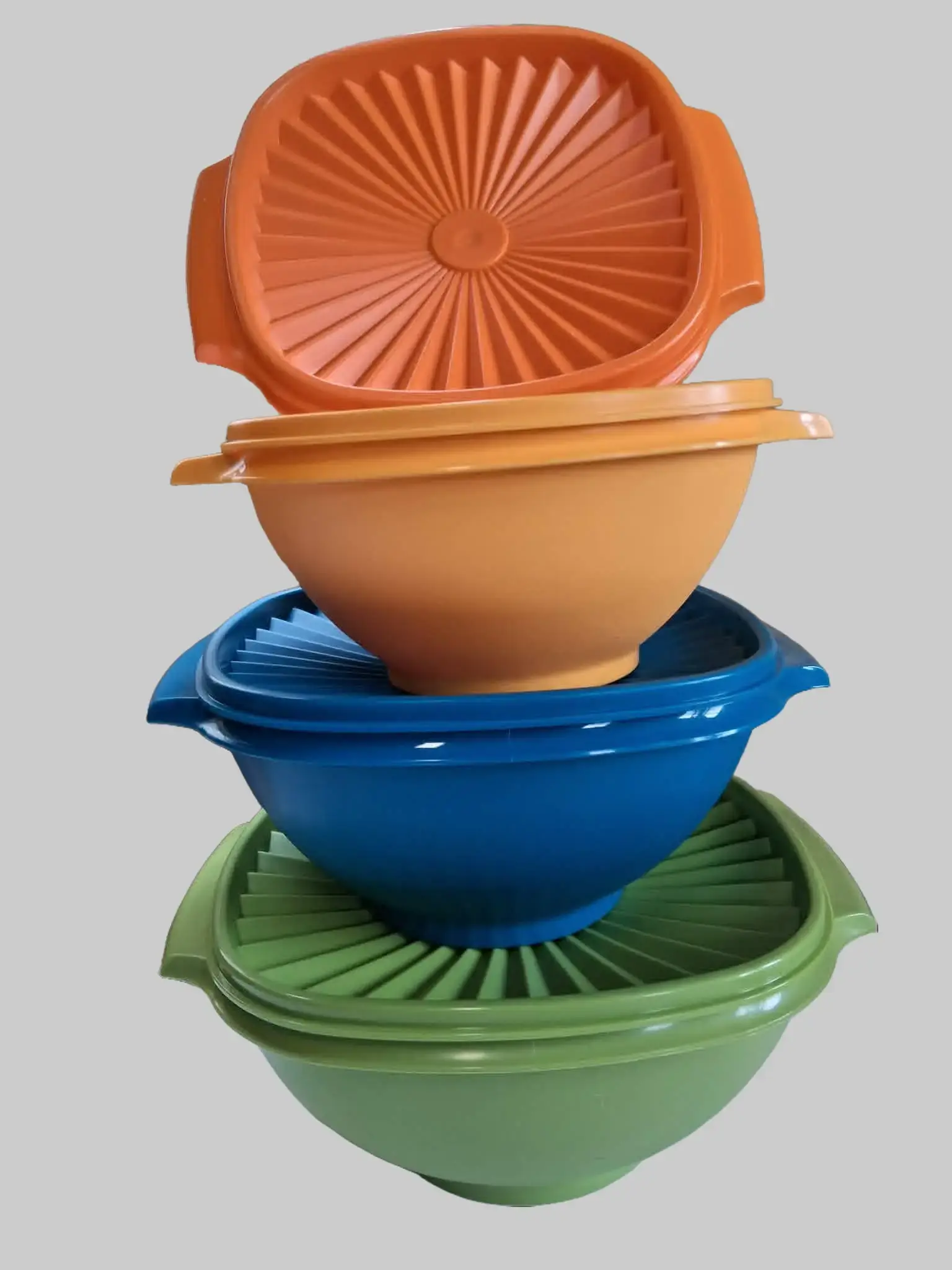 Tupperware Servalier Bowls with Seals, Set of 4