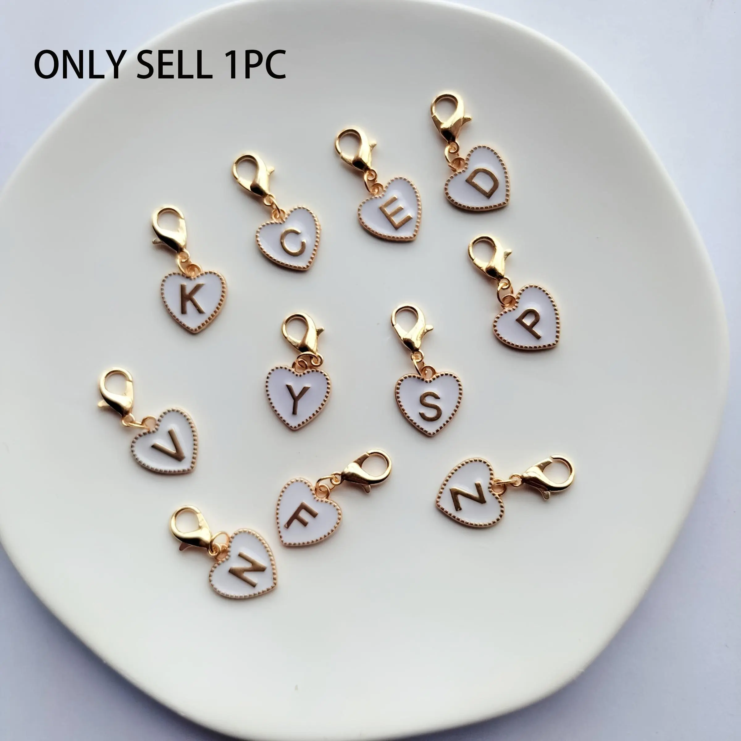1Pc 26 English letters lobster clasp heart letter design keychain tag buckle, Alphabet Charms, Keychain Charm, suitable for bags, wallets, car keys DIY accessories pendant Mother's Day, holiday party, friends birthday gifts Keychain Attachment