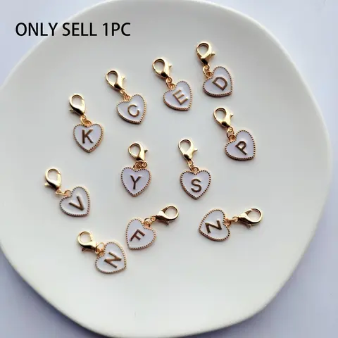 1Pc 26 English letters lobster clasp heart letter design keychain tag buckle, Alphabet Charms, Keychain Charm, Charm Accessory, Diy With Charms, suitable for bags, wallets, car keys DIY accessories pendant Mother's Day, holiday party, Keychain Attachment