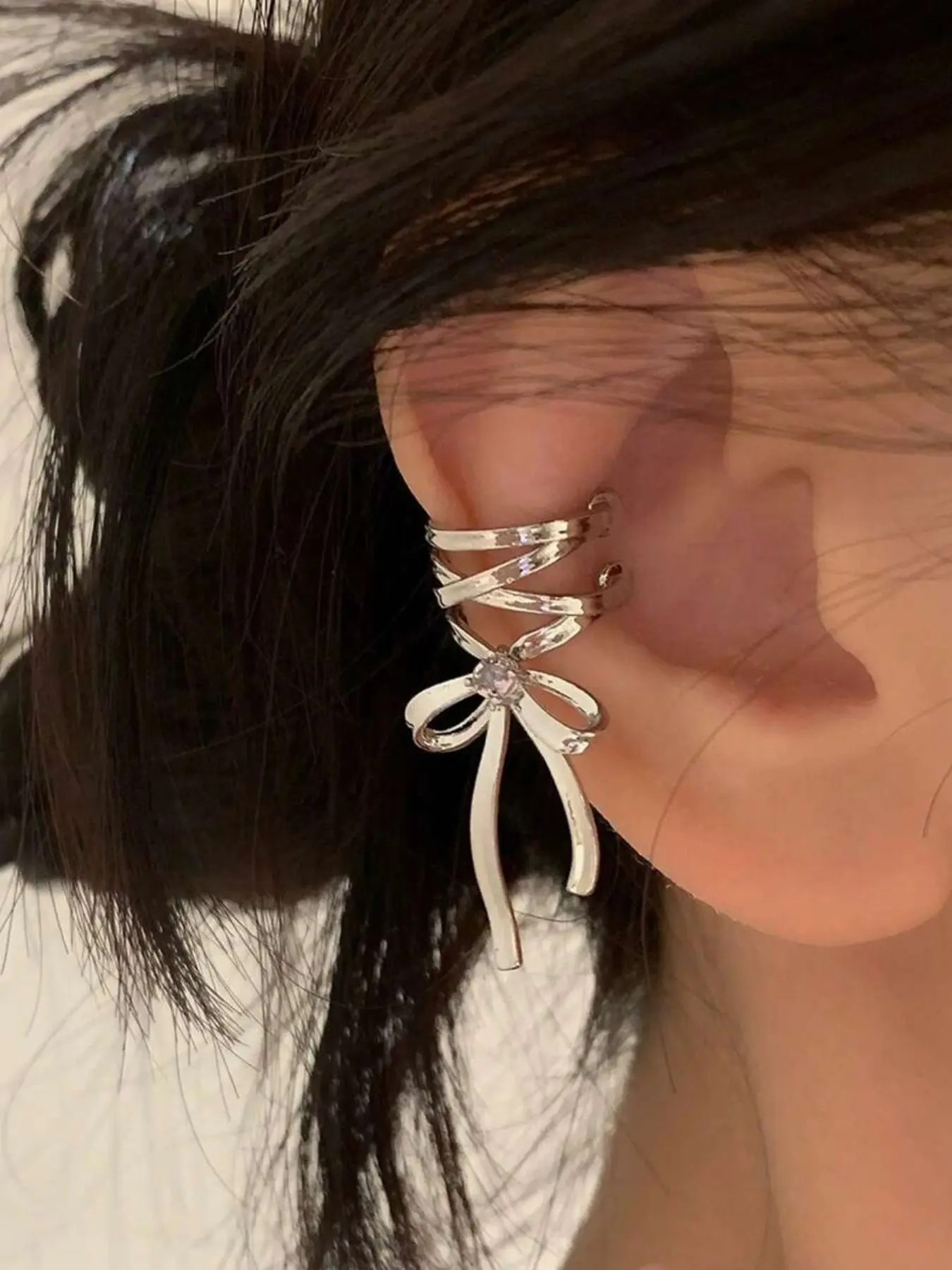 A pair of butterfly ribbon aesthetic ear clips, cold ballet-style ribbon bow ear bone clips without ear holes, student earrings, Non Pierced Jewelry, Non Piercing Jewelry