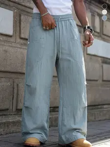 Men’s light gray blue wide-leg cargo pants with an elastic drawstring waist, loose fit, breathable fabric, and multifunctional pockets—suitable for spring and summer streetwear, everyday wear, and outdoor activities.