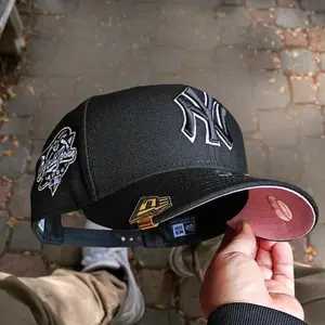 New Era 9FORTY NY Yankees Black Adjustable Baseball Cap – Pink Outline NY Logo, Pink Undervisor & World Series Side Patch, MLB Streetwear Hat, Collector’s Limited Edition 2026 Urban Streetwear Gorra premium, ideal para destacr tu estilo en TikTok.