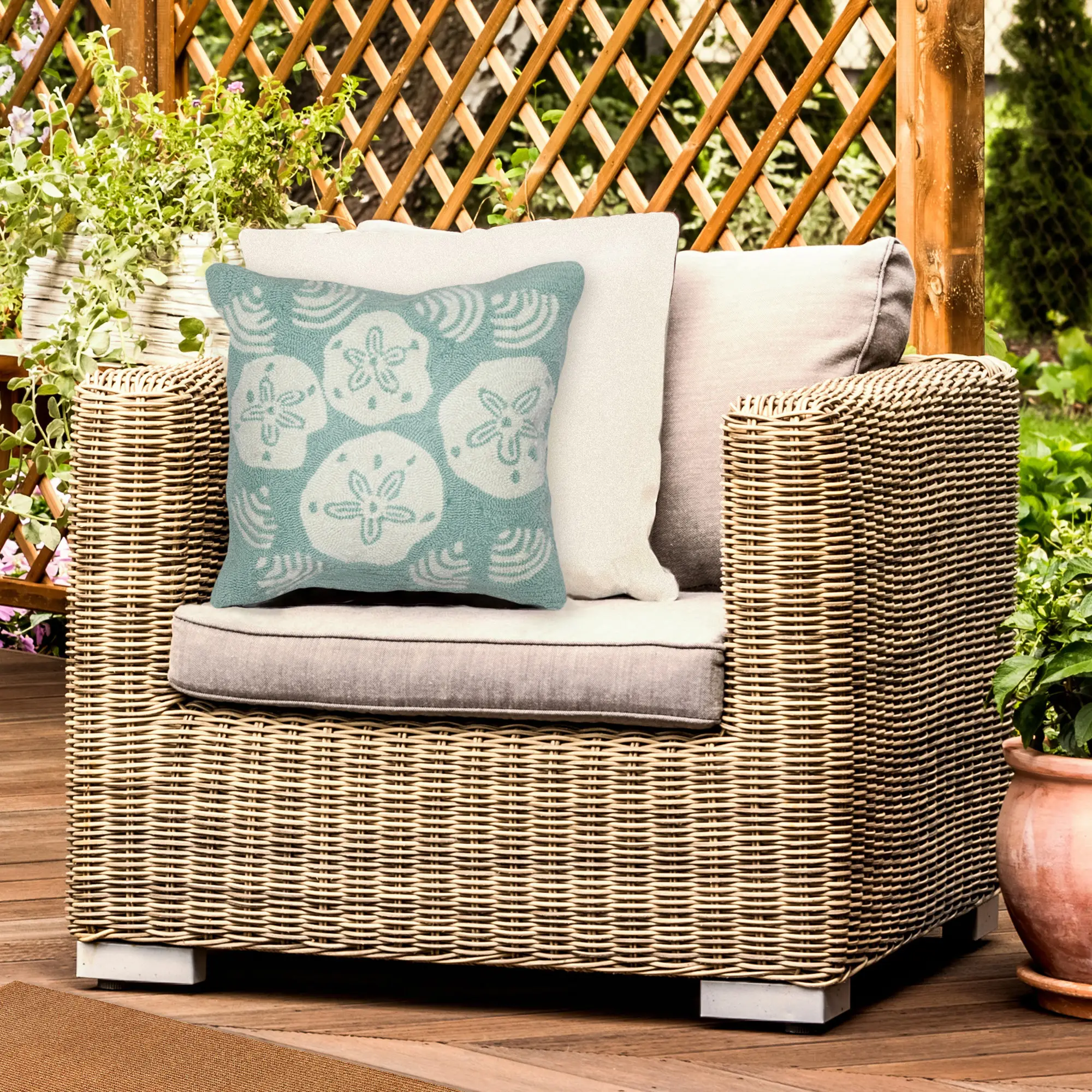 Lush Decor FRONTPORCH Indoor/Outdoor Handmade Pillow - Transitional Geometric Coastal Beach Accent  (Shell Toss)