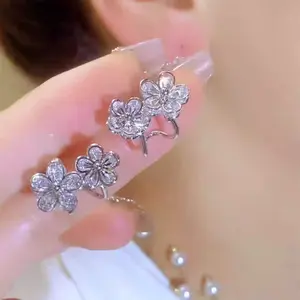 LisiZen Elegant Super Shiny Zircon Flower Stud Earrings, Light Luxury Niche Design Sweet Jewelry for Women DZEH4708