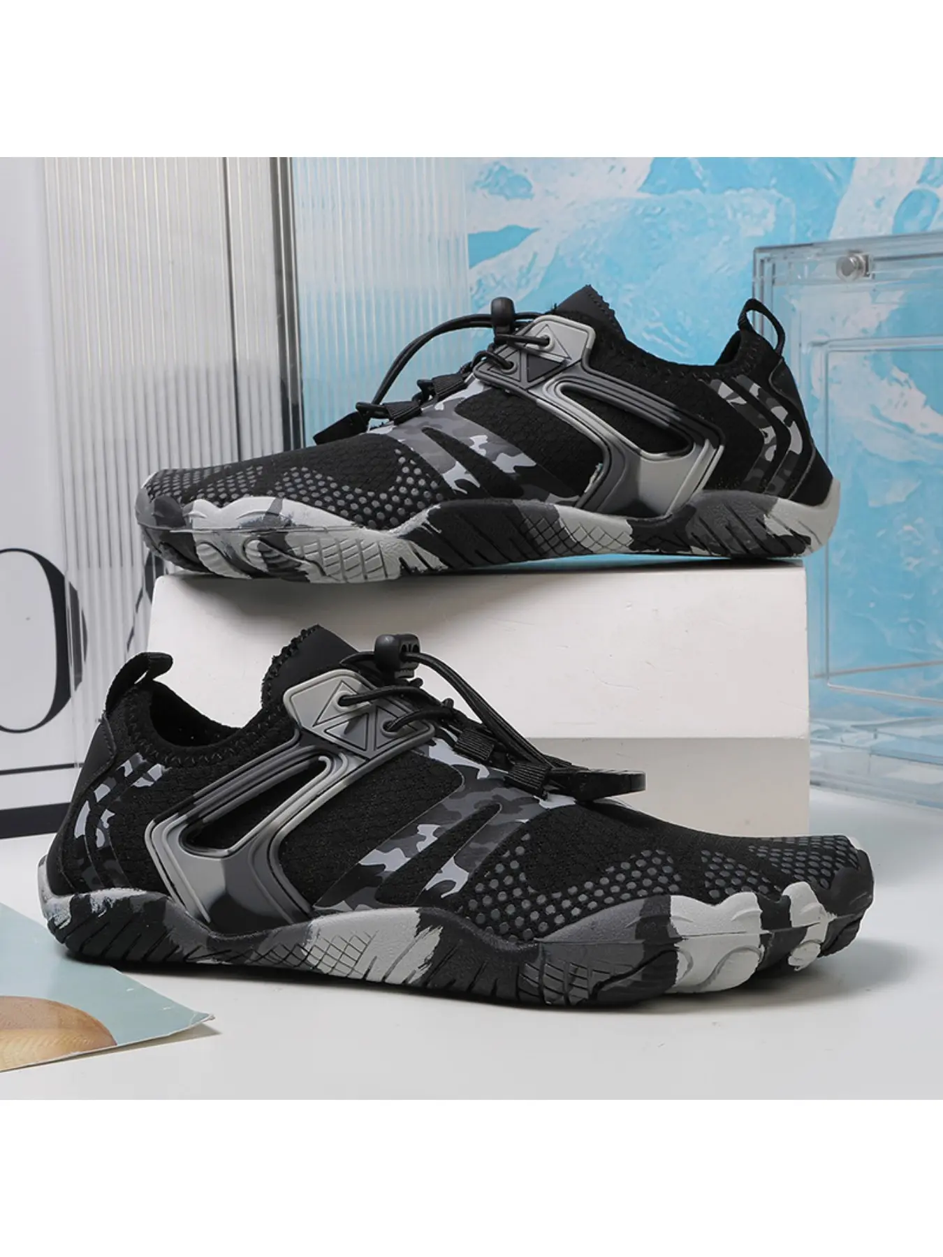 A pair of men's outdoor wading canyoning shoes, Water Footwear, breathable and quick-drying mesh, non-slip and wear-resistant, suitable for beach, outdoor and water sports casual wear, Quick Drying Watershoes
