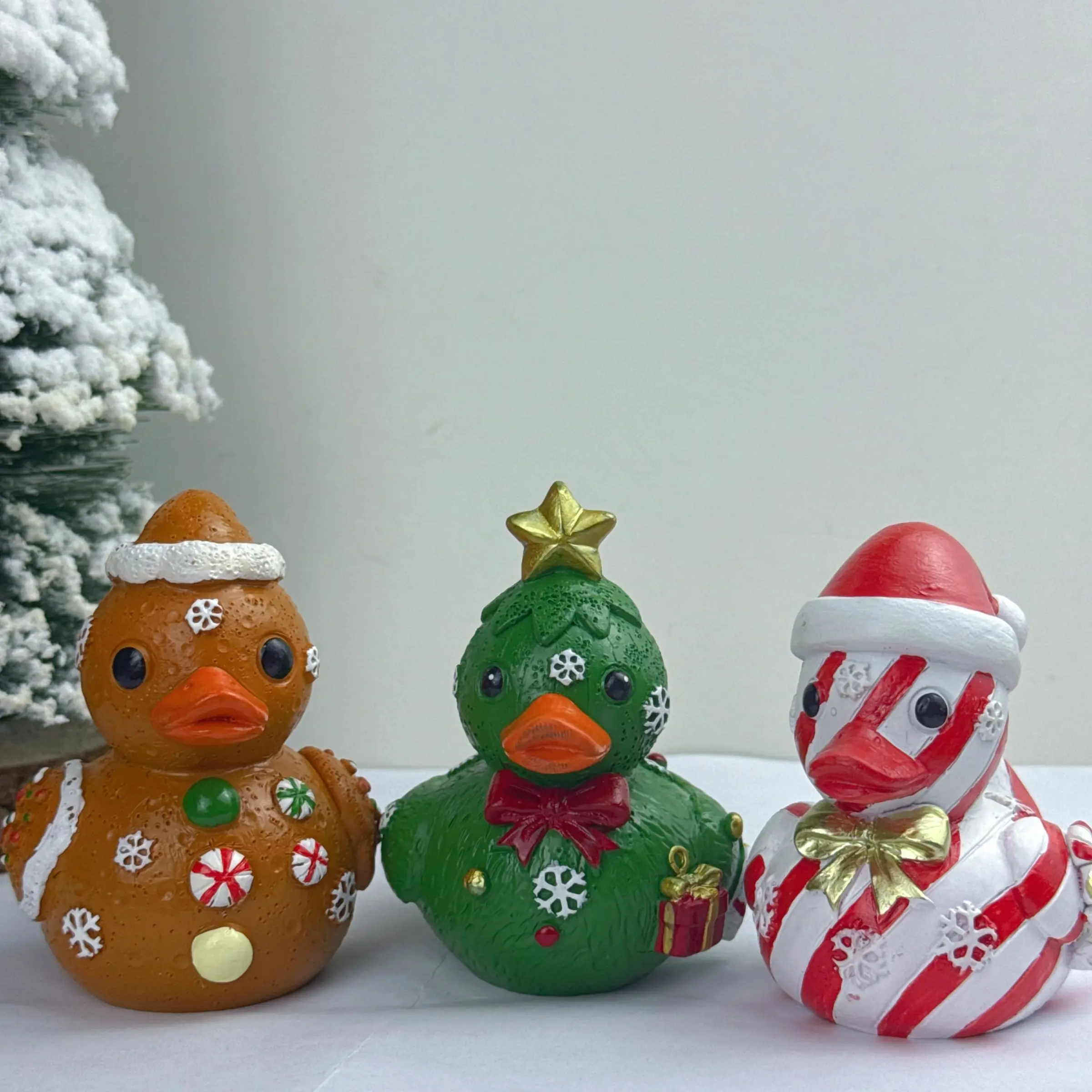 Christmas Limited Edition Duck Resin Figurine, Creative Desktop Decoration, Festive Atmosphere Small Ornament, Holiday Decor