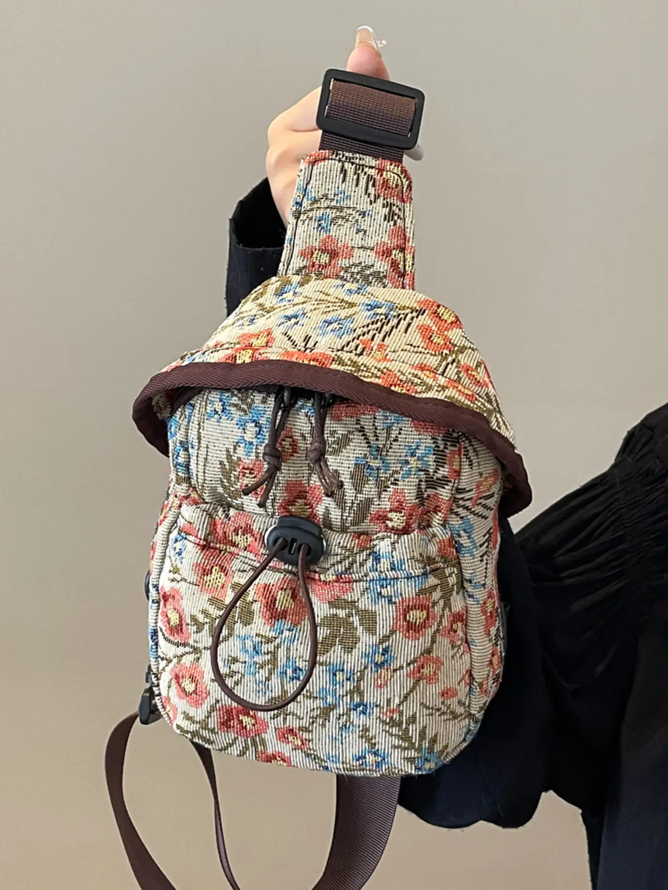 Fashionable  exquisite retro floral quilted fanny pack chest bag, literary style crossbody bag, casual and versatile bag, niche design two-color optional outdoor portable bag, suitable for daily commuting, shopping picnics, etc.