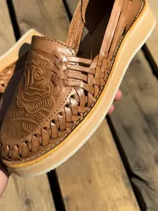 Huarache sandals rose tooled/ black huarache/ leather sandals tooled/ Mexican sandals women/ huarache shoe women/ leather sandals women