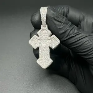 Cross pendant in moissanite