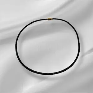 Cuero diferente colores con cierre en acero inoxidale diferertes medidas 17 y 19