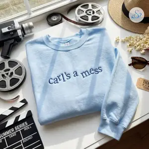 Carl’s a Mess Embroidered Sweatshirt, Funny Minimal Text Crewneck, Cozy Unisex Meme Pullover, Aesthetic Humor Top, Soft Streetwear Gift, Trendy Funny Sweatshirt