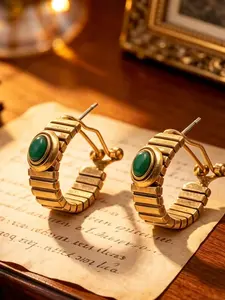 1 pair of retro gold emerald C-shaped earrings, with matte gold texture and warm green chalcedony, suitable for daily wear, vacation and dating occasions, and also a surprising and exquisite small gift.