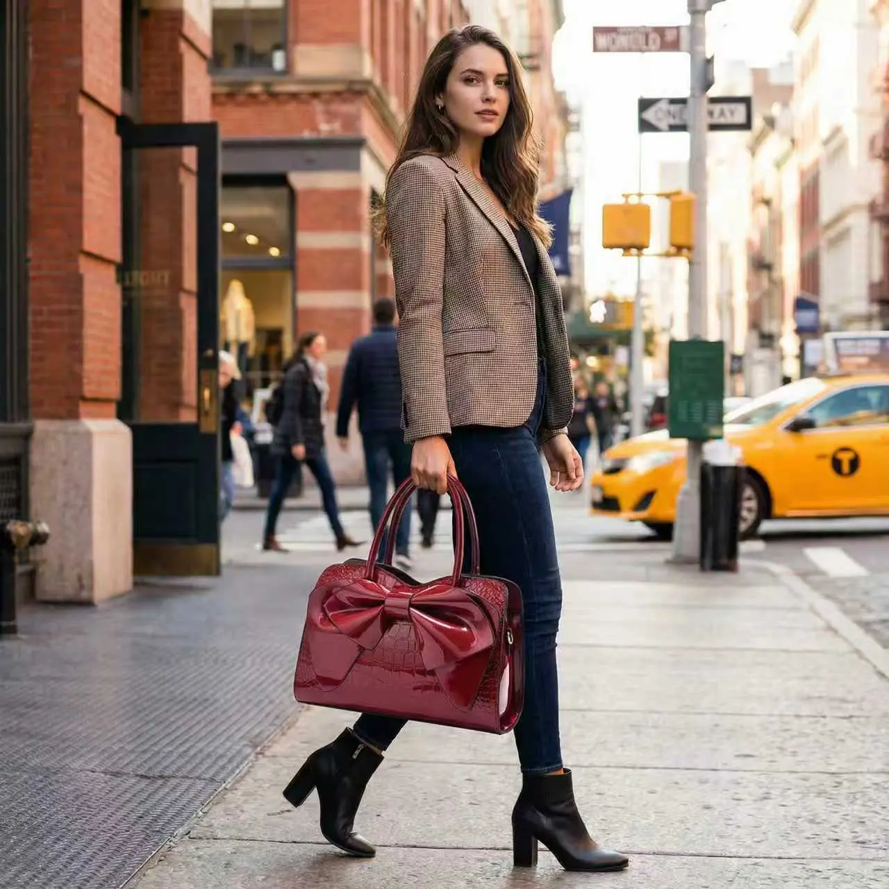 Stylish Large Capacity: Stylish large-capacity women's handbag