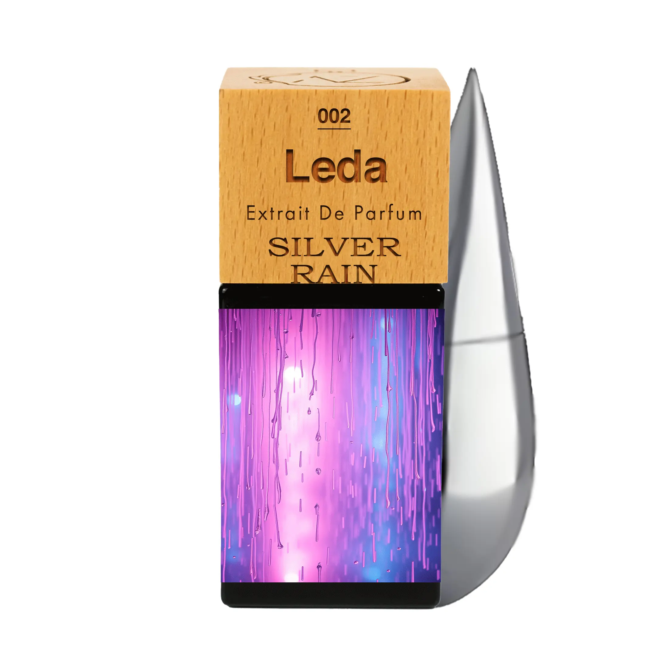 Leda N°02 | Blackberry, Green Apple, Anise, Coriander, Lemon Verbena And Bergamot; Sugar, Plum, Magnolia, Red Rose, Jasmine, Gardenia And Tuberose; Patchouli, Vanilla, Agarwood (Oud), Tonka Bean, Red Sandalwood, Musk And Heliotrope. Home fragrance