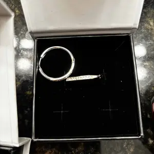 Product Review of Cate & Chloe Bianca 18k White Gold Plated 25mm Hoop Earrings for Women – 34 Simulated Diamond Crystal Hoops – Hypoallergenic, Lead & Nickel Free Lightweight Earrings with Secure Latch Back – Premium Gift Box Included, American Owned Brand from M**d