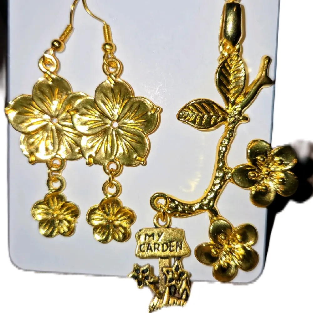 Gold Charm Pendant & Earrings 0144