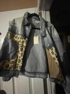 Women's Leopard Denim Jacket with Stylish Leopard Print Sleeves and Classic Denim Design