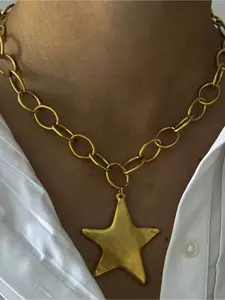 Minimalist Retro Casual Punk Hip-hop Exaggerated Big Star Pendant Necklace, Cuban Link Chain, Suitable for Both Men and Women, Ideal for Daily Wear, Vacations, Music Festivals, Anniversary Celebrations, and As A Gift for Couples.