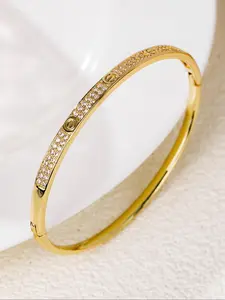 Classic Minimalist Women's Bracelet with Artificial Zircon Inlay, Stylish Everyday Accessory for Fashionable Women, Trendy Jewellery Accessories, Cubic Zirconia Bracelet, Elegant Minimalist Bangle