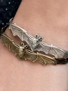 Gothic Bat Bracelet for Women & Men – Punk Halloween Jewelry with Adjustable Chain – Vampire Goth Biker Accessories for Alternative Fashion Lovers – Unique Spooky Gift for Halloween, Birthdays & Cosplay – Versatile Accessory