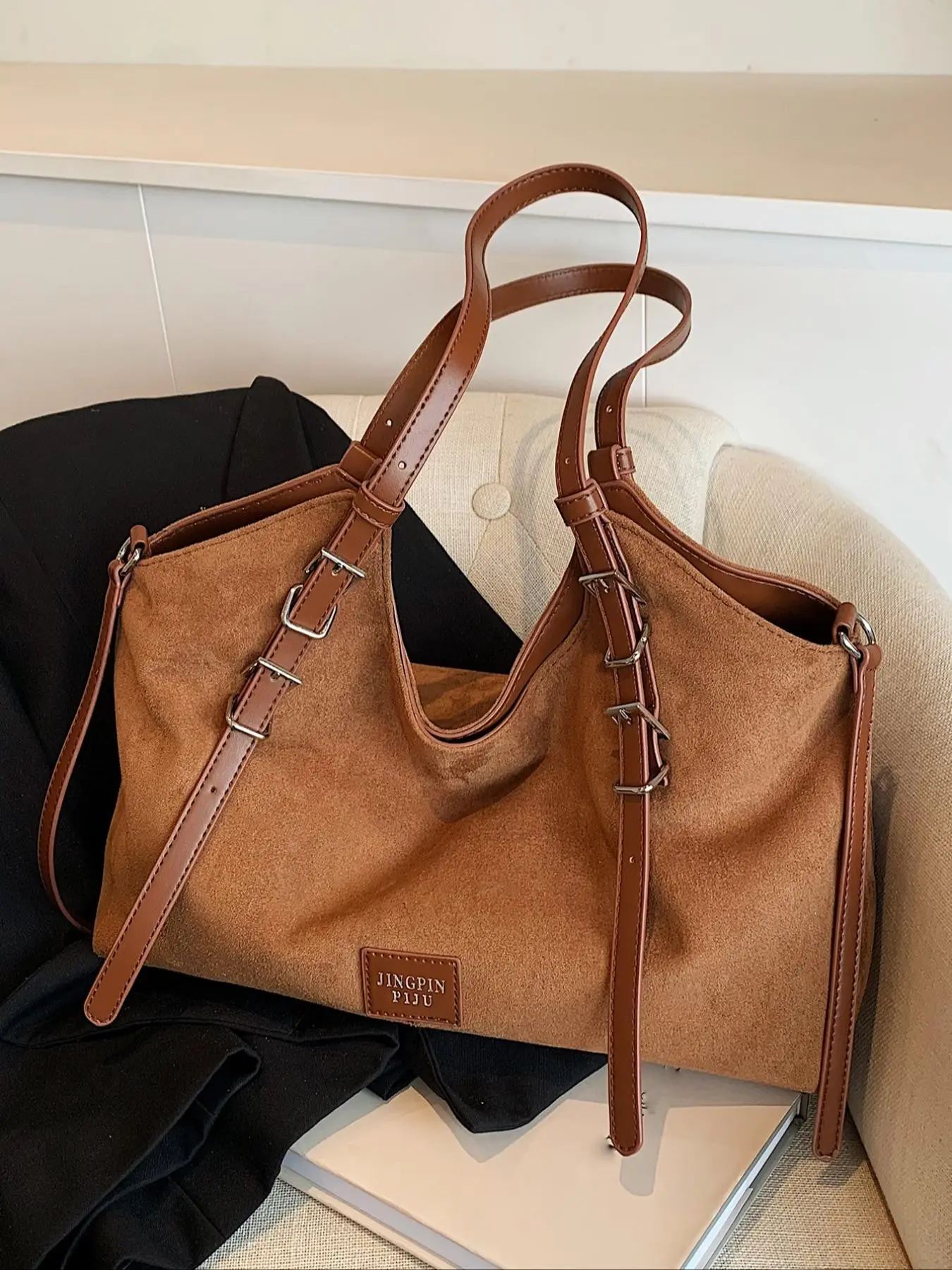 Retro fashion simple tassel one-shoulder crossbody bag, Casual crossbody bags, niche design tassel one-shoulder underarm bag, personalized casual joker shoulder bag, simple classic design, suitable for shopping and so on.