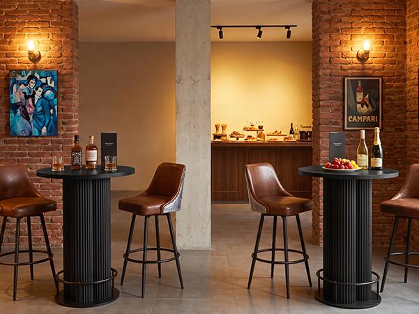 Giratree Bar Table, 39.37" H Round Bistro Table Fluted Pub Table with Base & Metal Ring Footrest Wood Cocktail Desk for Patio, Coffee House, Living Room, Kitchen, Small Space
