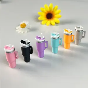 3/5Pcs Miniature Water Cups with Lid, Realistic Handheld Cup for Dollhouse Playhouse Theater Mini Scene Photography Props, Random Color Gift, Doll Accessories Gift, Miniature Set