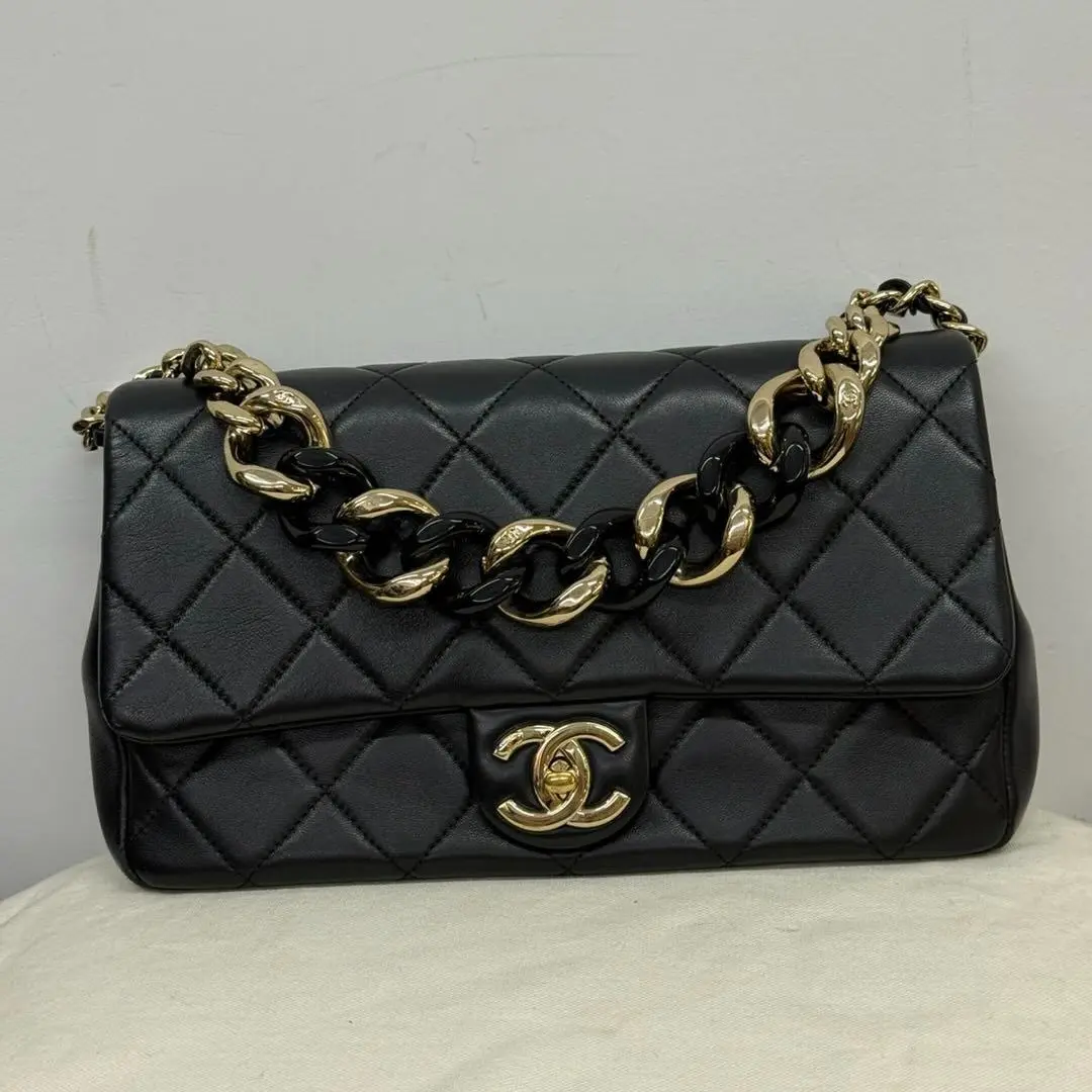 Pre-owned CHANEL Classic Flap Medium Shoulder Crossbody Bag 22C Collection, Black Lambskin, Chunky Gold Chain Handle, Chip Version, 98% New, Includes Dust Bag, Suitable for Casual & Formal Looks