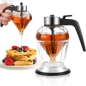 No-Drip Glass Honey Dispenser with Plastic Stand – 8oz Diamond-Shaped Bee-Themed Honey & Syrup Jar, Decorative Glass Syrup Dispenser for Kitchen, Breakfast, Table UseDD19MatteMaven