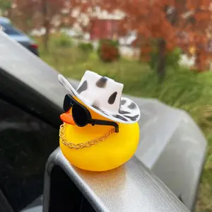 Car Duck Design Decoration, Car Decorations, 1 Count Cute Duck with Cowboy Hat Design Car Ornament, Car Interior Ornaments, Car Interior Decoration Accessories for Car, Truck, SUV, Car Trinkets, Car Accessory