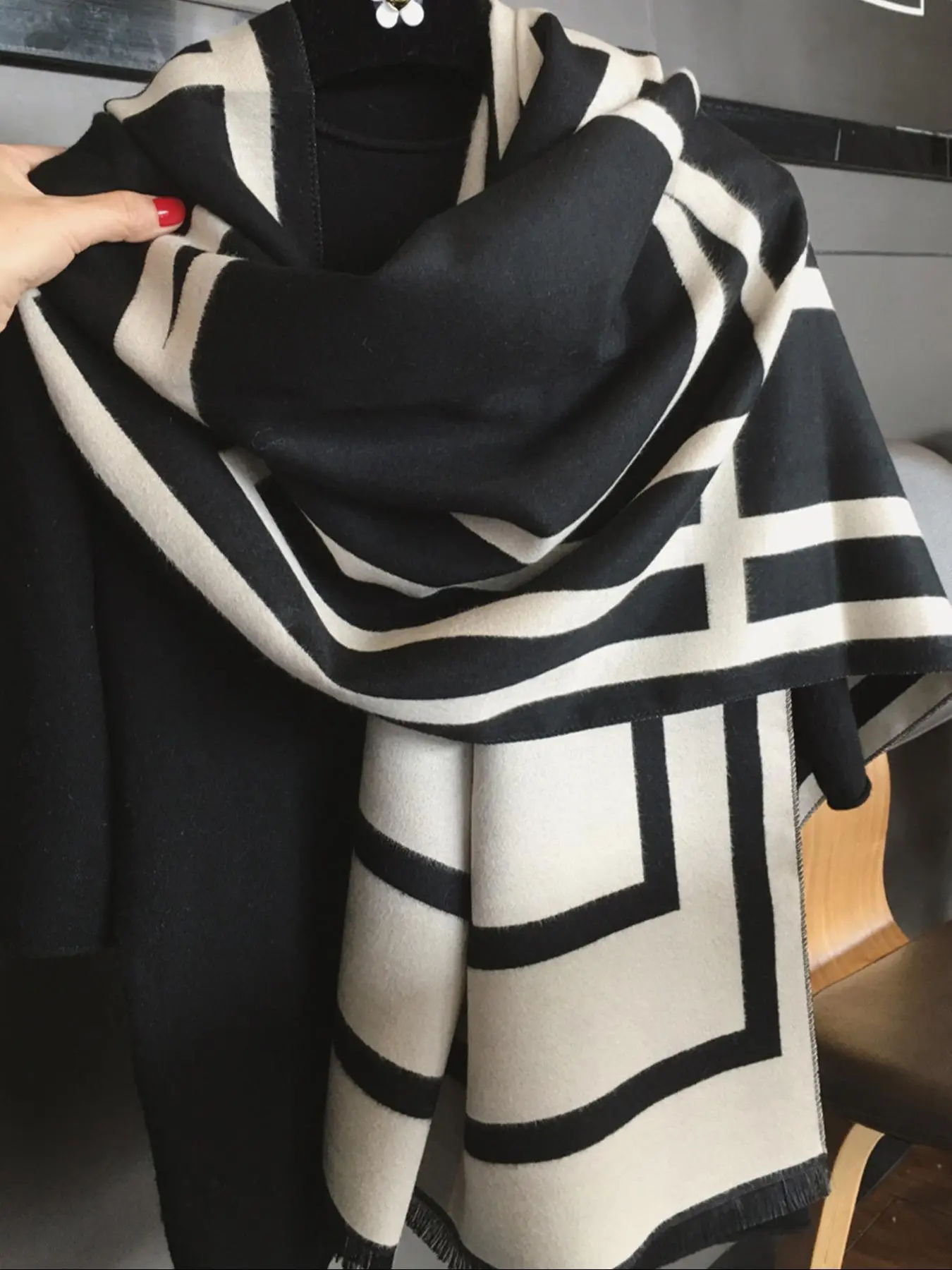 Women's Colorblock Striped Print Scarf, Casual Soft Warm Shawl for Fall & Winter, Fashion Accessories for Daily Wear, Textured Blanket Scarf, Printed Polyester Scarf