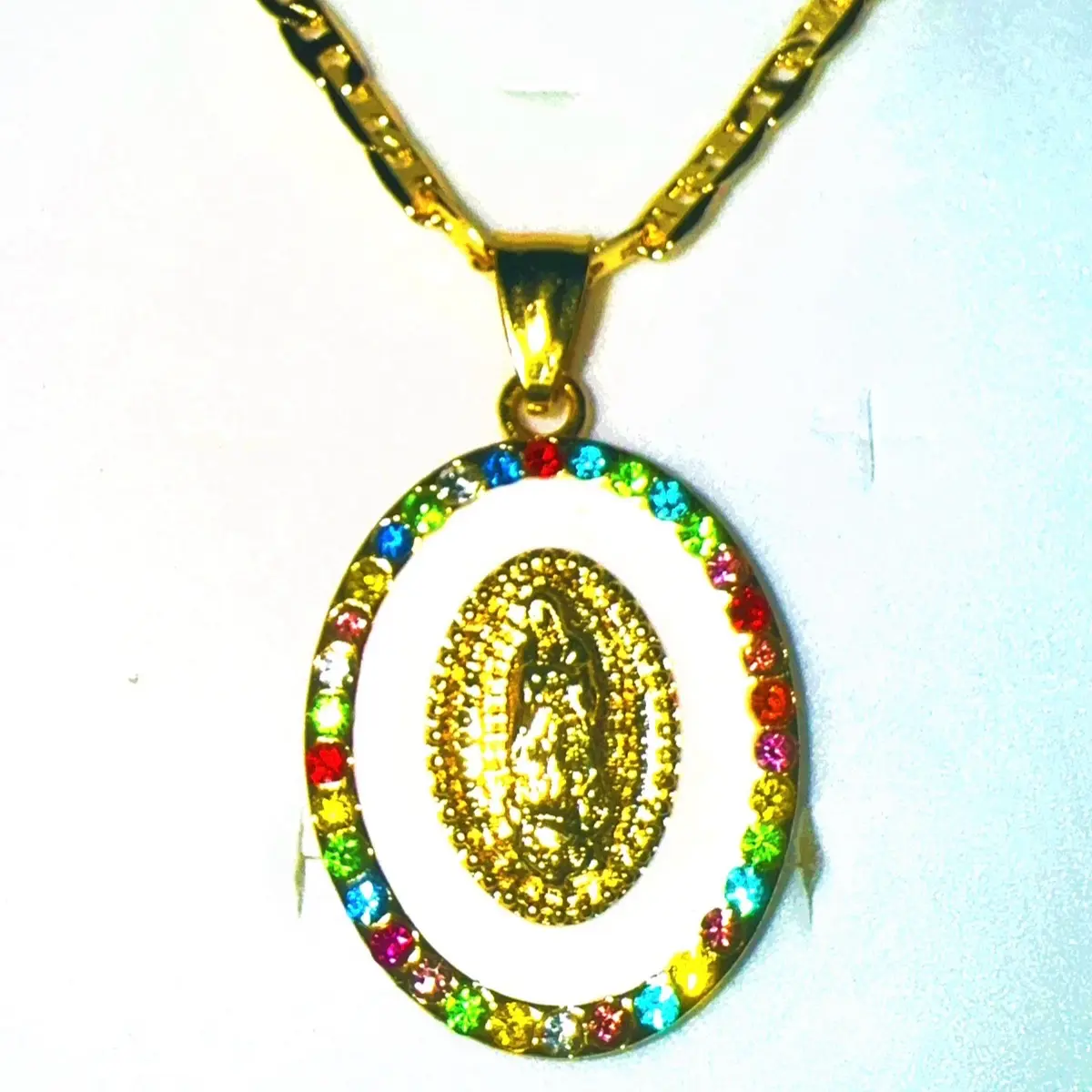Rainbow diamonds marry gold chain