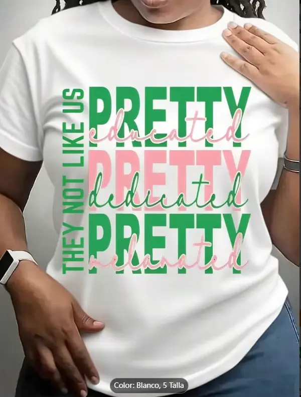 Esta camiseta estampada, también conocida como camiseta de sororidad, presenta un diseño rosa y verde y es un divertido patrón retro que es una opción de moda para el verano.
