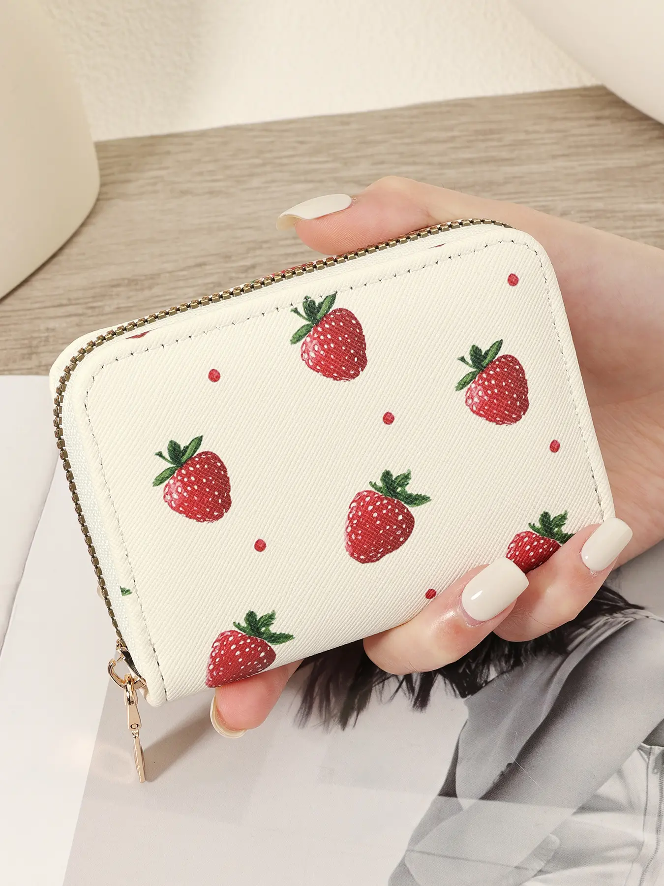 Fashionable strawberry printed women's short wallet, zipper around coin wallet, multifunctional credit card holder, high-quality multi slot credit card storage bag, Casual Card Holder, Card Organizer