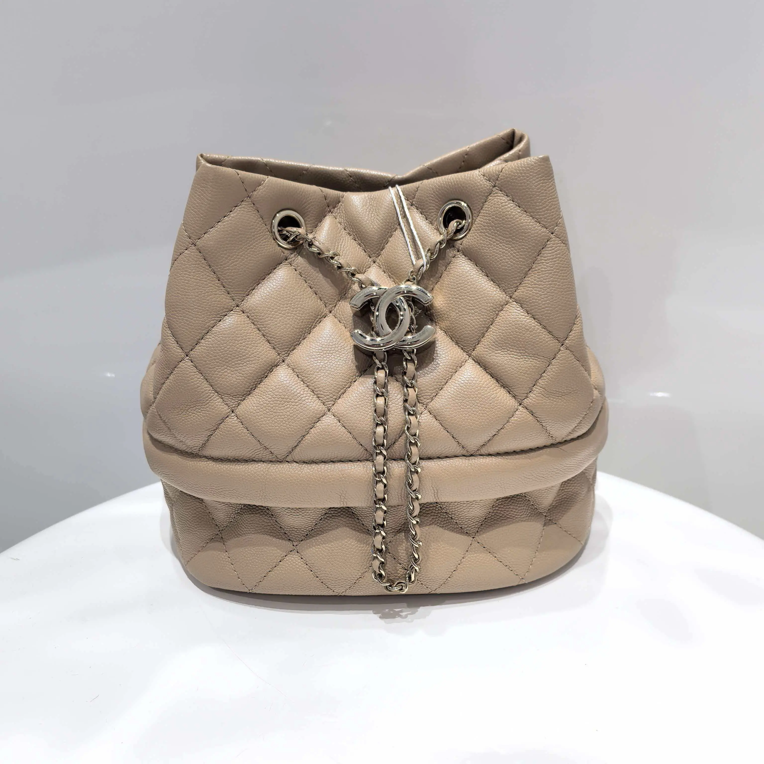 Pre-owned CHANEL Milk Tea Color Cowhide Bucket Bag 98% New Quilted Design with Chain Strap