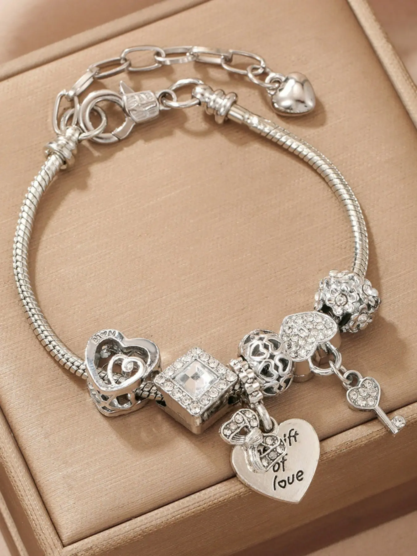 Elegant Heart-Embedded Keychain Bracelet, Exquisite Bracelet with Charms, DIY Beaded Multi-Element Alloy Wristband for Women, Bead Bracelets, Unique High-Quality Jewelry Accessory