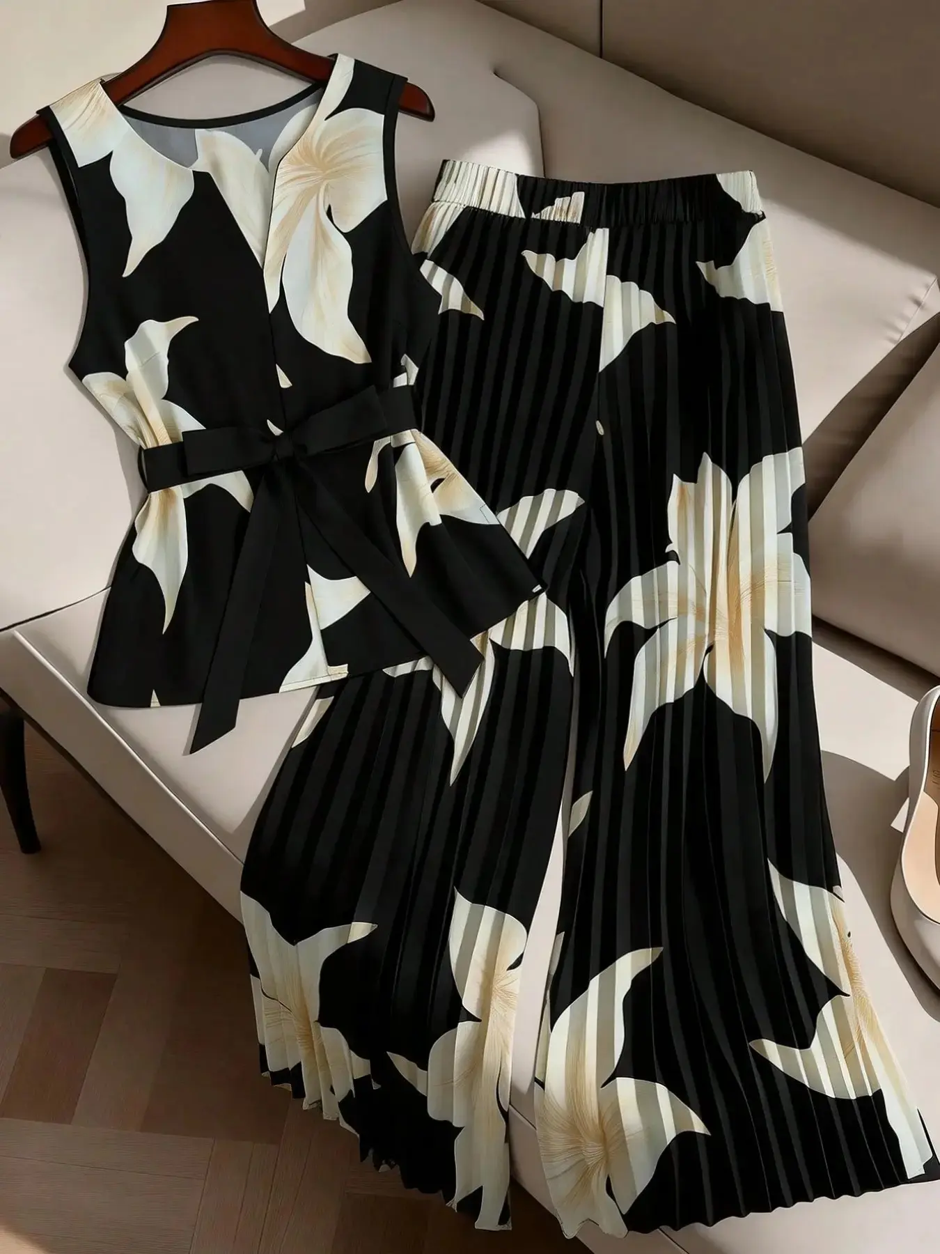 Women's Plus Size 2 Piece Outfits Floral Print Sleeveless Peplum Top Pleated Wide Leg Pants Set Tie Waist V-Neck Plisse Summer Vacation Chic Trendy Clothes